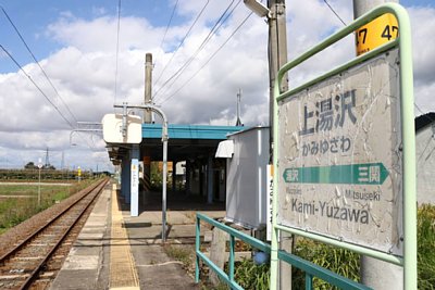 上屋がない部分のホームは狭い