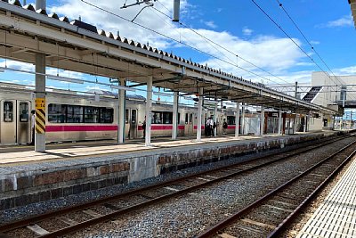 701系0番台電車と跨線橋