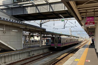 701系0番台電車と跨線橋