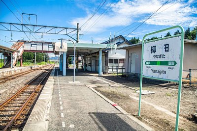 ホーム上の待合所