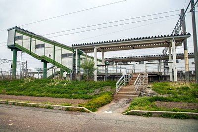 ホームへの入り口と跨線橋