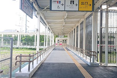 ホームへの通路