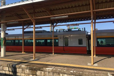 ホームに751系特急「つがる」