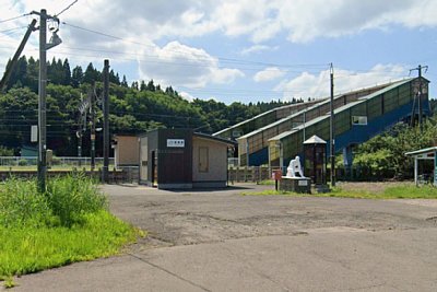 駅舎と跨線橋