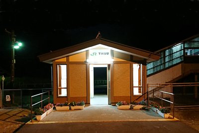 夜の駅舎