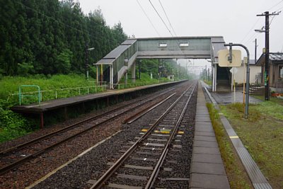 跨線橋と相対式ホーム