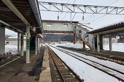 跨線橋と相対式ホーム