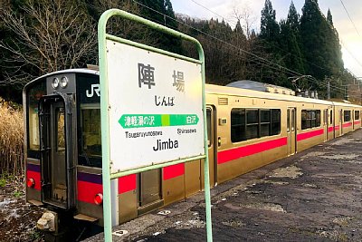 駅名標と701系0番台電車
