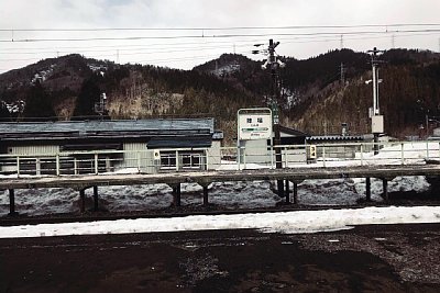ホームと駅名標