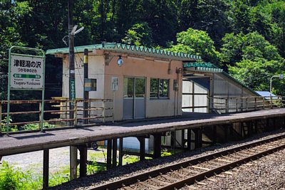 駅名標と待合所