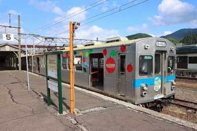 大鰐線ホームに停車する7000系電車