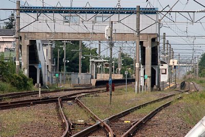 跨線橋とホーム