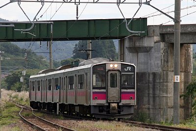 弘南鉄道大鰐線が陸橋でまたぐ