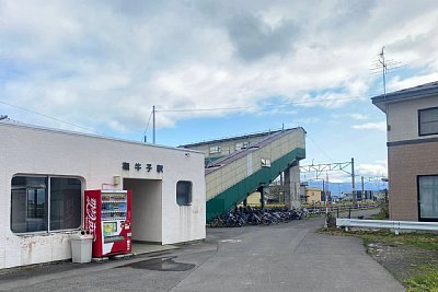 駅舎と跨線橋