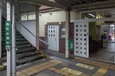 改札口から跨線橋へ