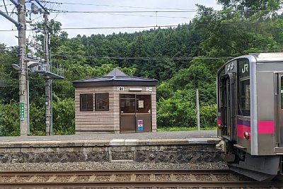 2番ホーム上の待合所