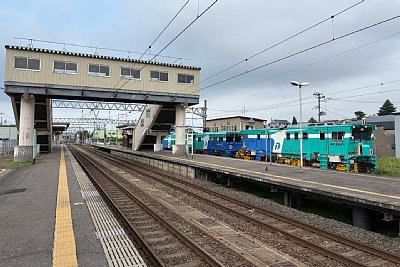 跨線橋と保線管理用車両