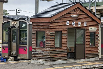 ホーム上の待合所