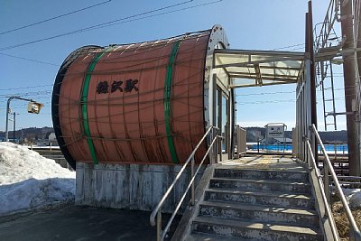 太鼓を模した駅舎