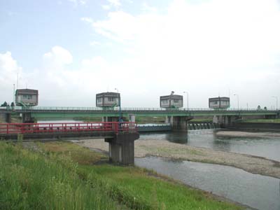 下流から小矢部大堰全景
