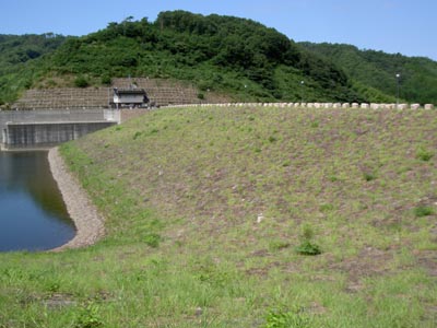 堤体上流側を右岸から見る