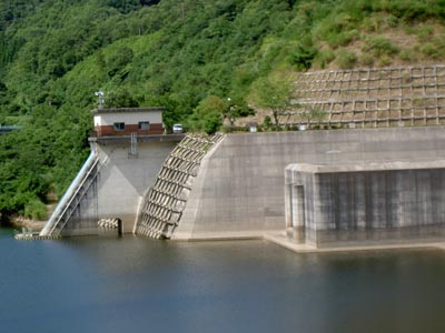 取水塔と自由越流式洪水吐