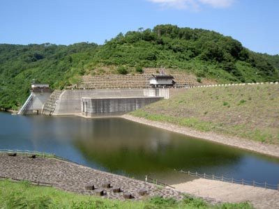 右岸上流側から堤体を見る