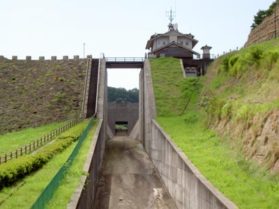 導流部をダム直下から見る