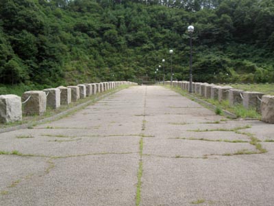 天端は歩行者のみ通行可