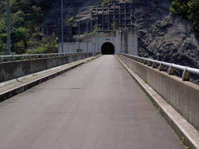 天端上は車も通れます