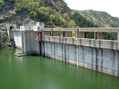 右岸上流から堤体