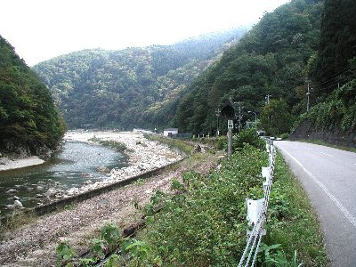 路盤から線路が流失しています