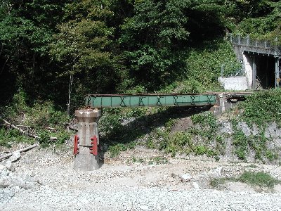 鉄橋の橋桁が流失しています