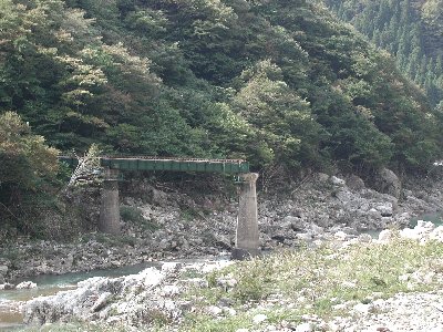 鉄橋の橋桁が流失しています