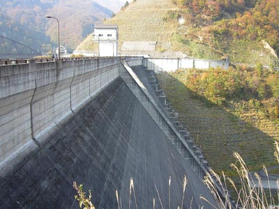 右岸下流側から堤体を見る