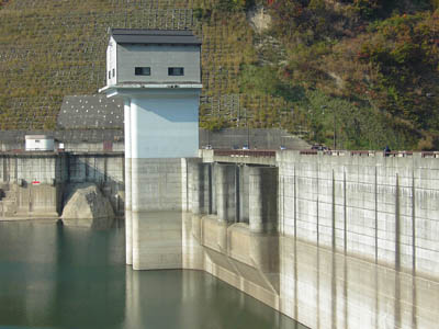右岸側から取水塔と洪水吐を見る