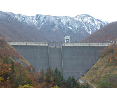背後の山が既に白くなっています