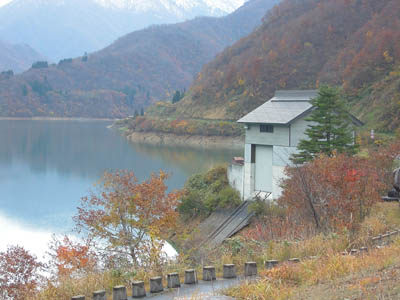 格納庫とインクラインが紅葉に包まれています