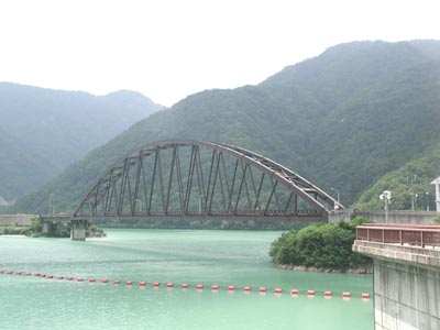 ダム湖と開津橋