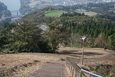 遊歩道の上部から麓を見下ろす