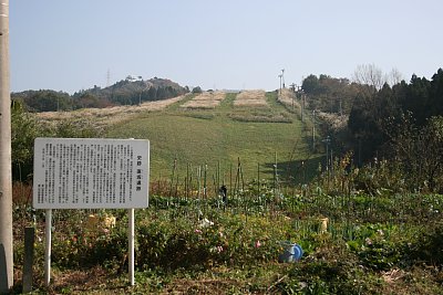 猿倉山スキー場が背後に見える直坂遺跡