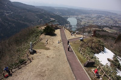 風の城から主郭の先端部を見下ろす