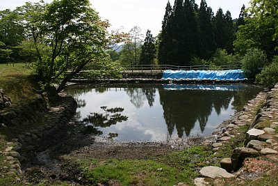 顕実坊跡と来智院跡の間にある池
