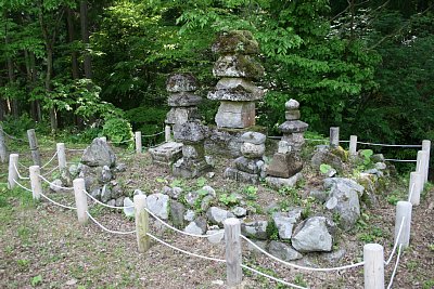 五智院跡経塚石層塔群