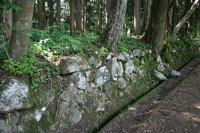 大宝院跡からの通路そばにある石垣