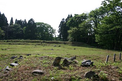 土塁やら礎石らしい石がありますね