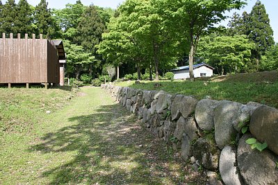 慈光院跡は石垣で囲まれています