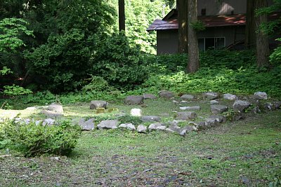 仏蔵坊跡にある礎石