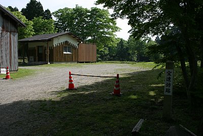 宝達坊跡も駐車場化しています