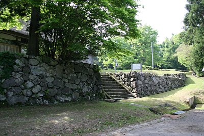 旧観坊を囲む石垣と入口